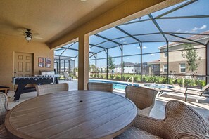 Outdoor dining - Large Brand New Home, Beautifully Furnished, End Unit w/large deck and spa, BBQ Grill, Themed Bedrooms, Resort w/ lazy River! (Davenport)