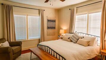 3 habitaciones, tabla de planchar con plancha y cuna de viaje