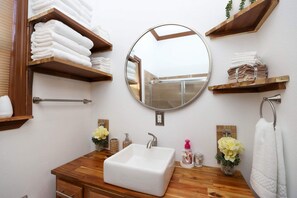 Dusche, Haartrockner, Seife, Toilettenpapier