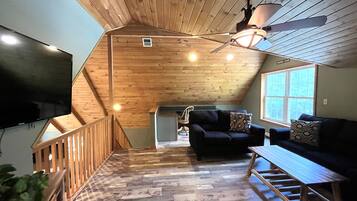 TV connectée, cheminée, baby-foot, livres