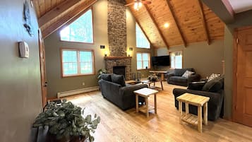 TV connectée, cheminée, baby-foot, livres