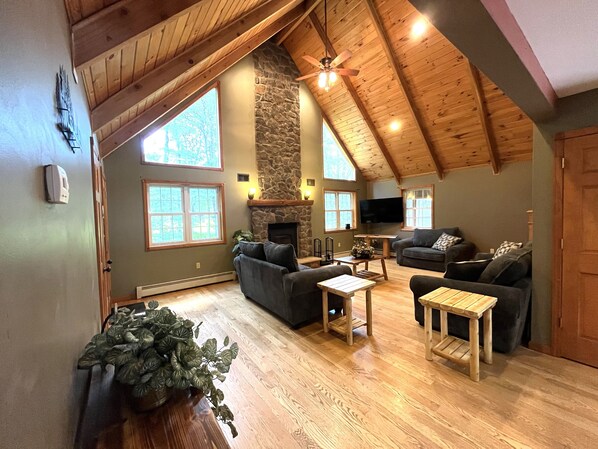 Smart TV, chimenea, futbolito y libros