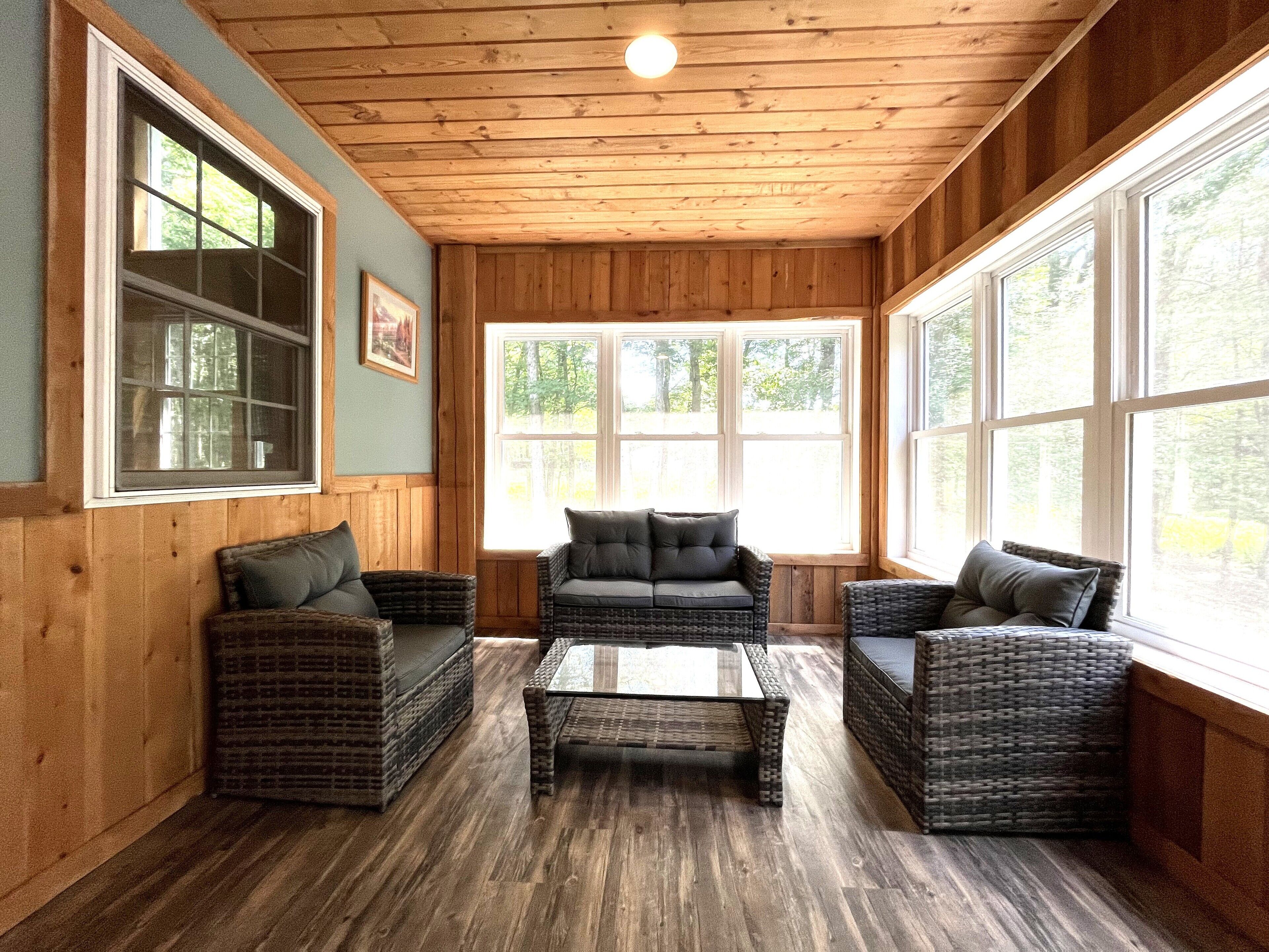 智能电视、壁炉、桌上足球、书