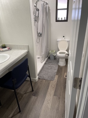 Combined shower/tub, jetted tub, towels, soap - Family Style Lake House (Meadview)