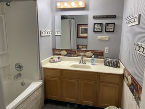 Ensemble baignoire-douche, baignoire à remous, serviettes fournies