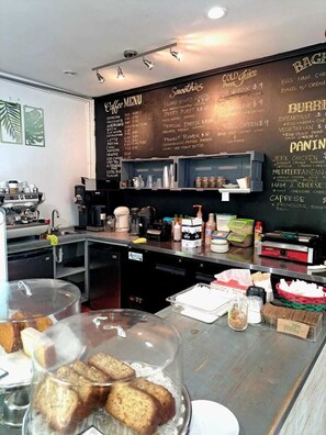 每日付費供應現點現煮早餐