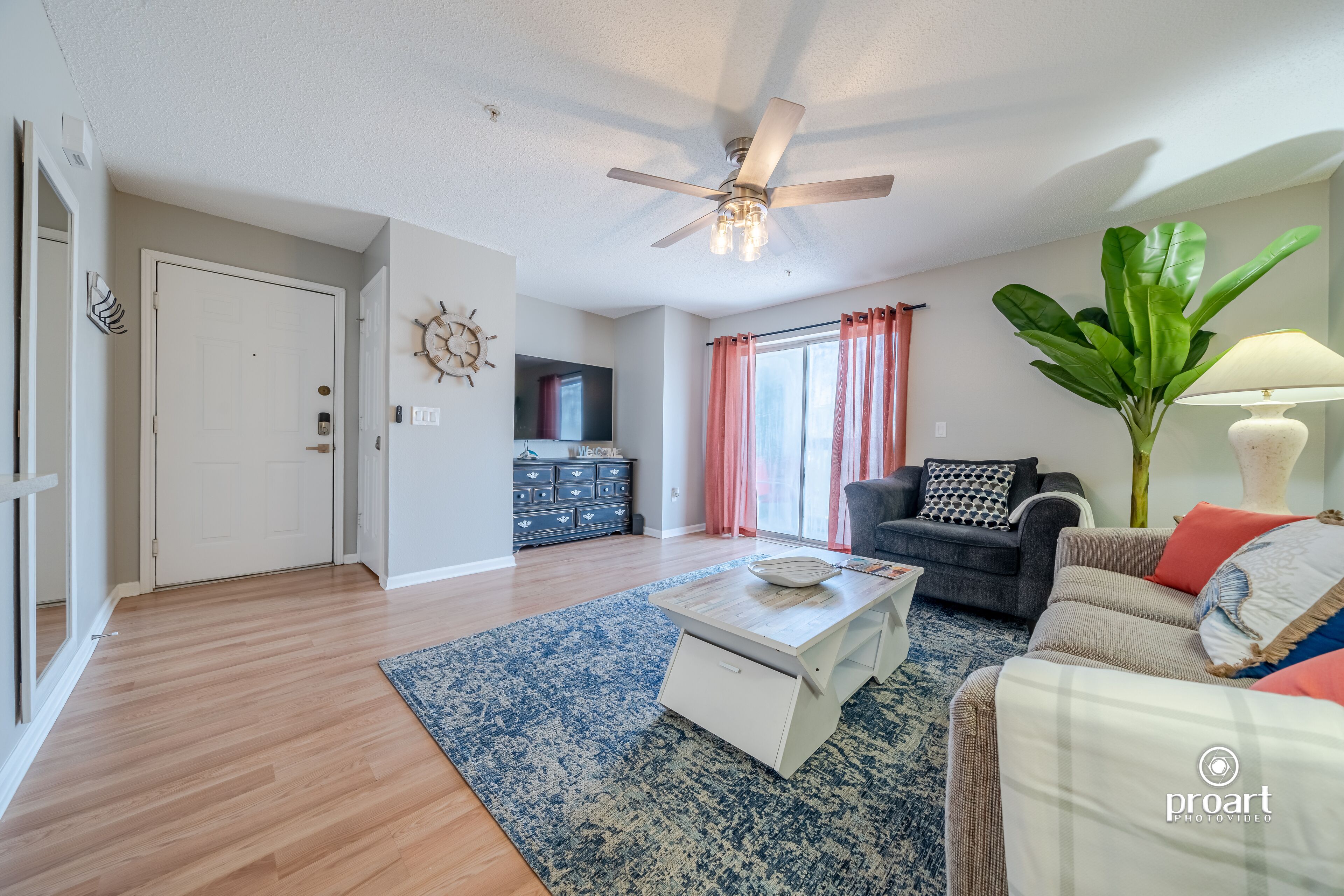 Hidden Gem condo w/ Pool < 0.5 Mi to the Beach!
