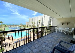 Outdoor dining - Saida Towers 3405 - By GISO Vacation Rentals (South Padre Island)