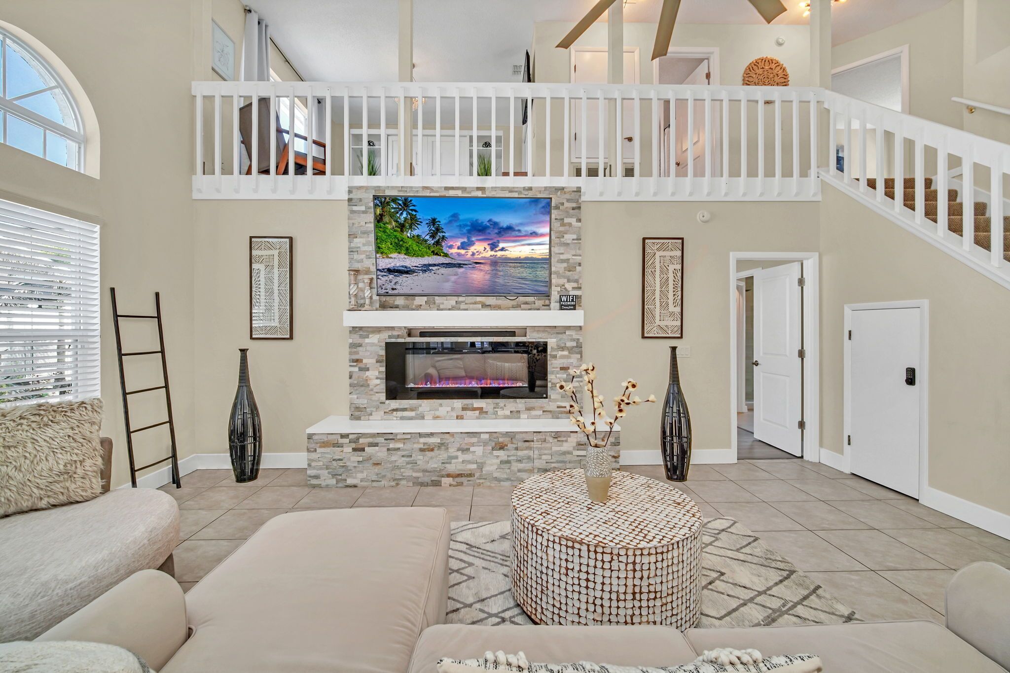 Televisor intel·ligent, futbolí i taula de tennis de taula 