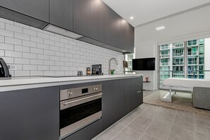 Een koelkast, een microgolfoven, een oven, een kookplaat