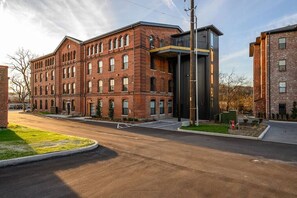 Exterior - Regal Retreat in Nashville★Pool, Gym, Free Parking (Nashville)