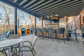 Outdoor dining - Regal Retreat in Nashville★Pool, Gym, Free Parking (Nashville)
