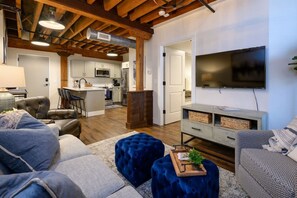 Smart TV - Regal Retreat in Nashville★Pool, Gym, Free Parking (Nashville)