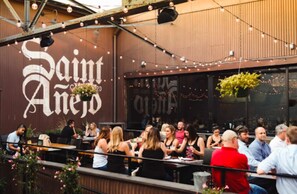 Outdoor dining - Regal Retreat in Nashville★Pool, Gym, Free Parking (Nashville)