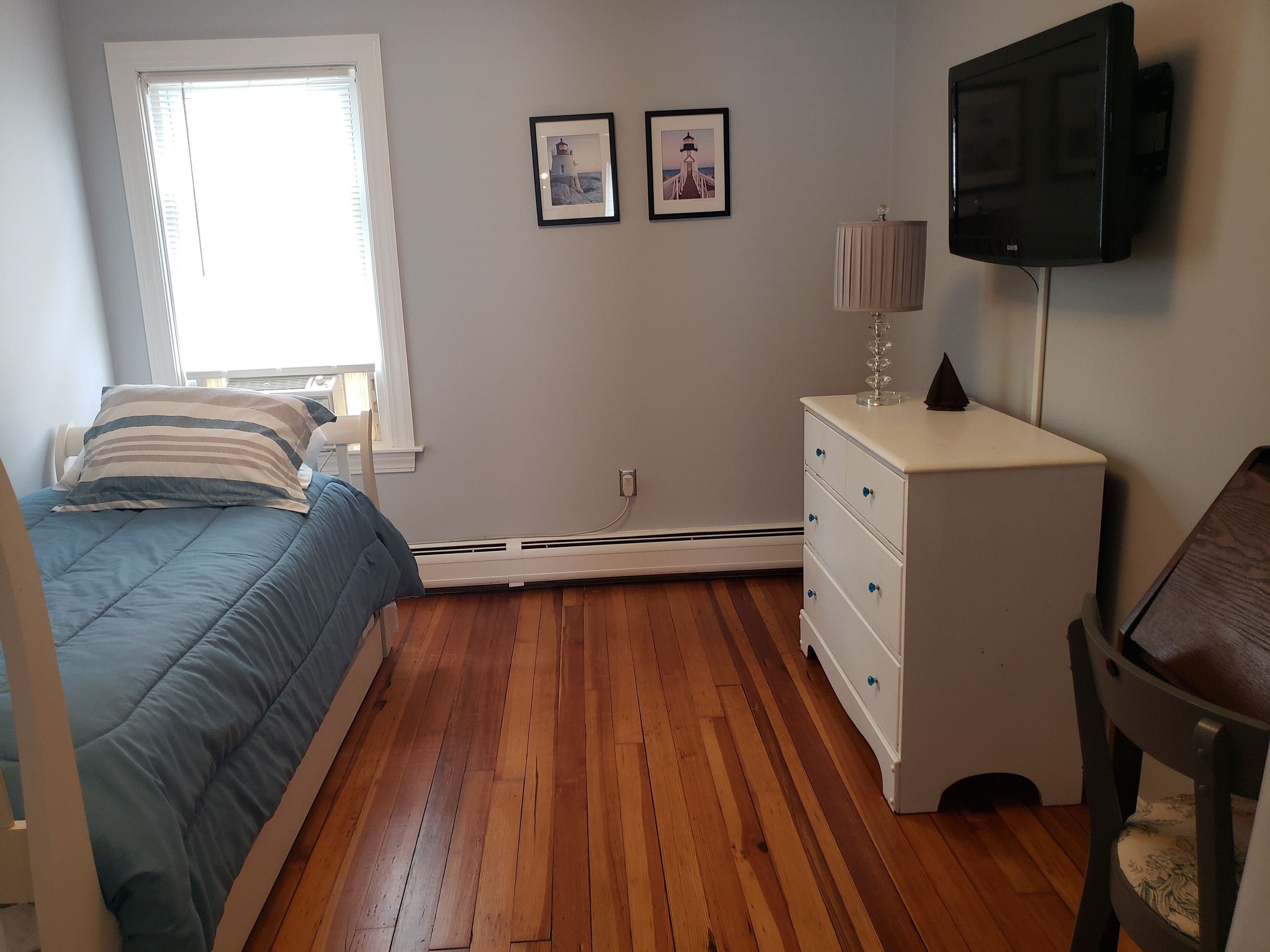 3 habitaciones, escritorio, tabla de planchar con plancha y wifi gratis 