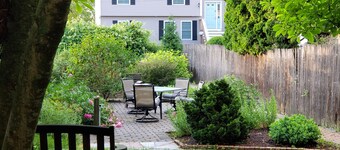 Garden Oasis Historic Area Bristol, 3 Bedroom, 4 beds on 2nd Floor Onsite Parkng