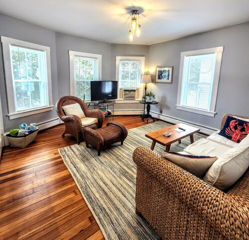 Garden Oasis Historic Area Bristol, 3 Bedroom, 4 beds on 2nd Floor Onsite Parkng