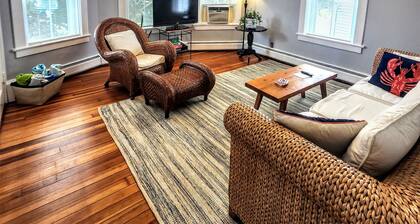 Garden Oasis Historic Area Bristol, 3 Bedroom, 4 beds on 2nd Floor Onsite Parkng