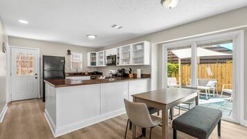 Wasserkocher mit Kaffee-/Teezubehör, Kühlschrank, Mikrowelle, Ofen