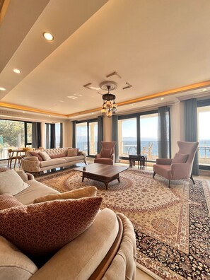 Smart TV - Unique villa with unique sea  view away from the stress of the city (Istanbul)