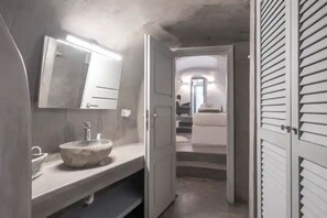 Douche, sèche-cheveux, savon, shampoing