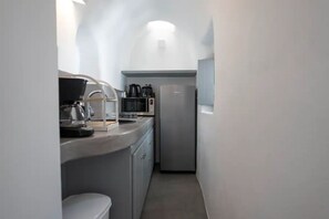 Mikrobølgeovn, kokeplater, kaffetrakter/tekoker og brødrister