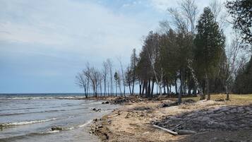 Una spiaggia nelle vicinanze