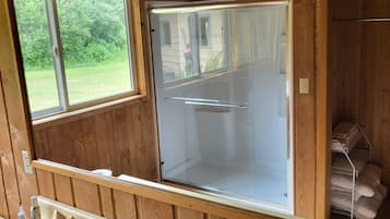 Ensemble douche/baignoire, sĂšche-cheveux, serviettes fournies