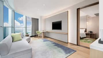 套房, 1 間臥室, 河景 (Living Area) | 高級寢具、羽絨被、迷你吧、房內夾萬