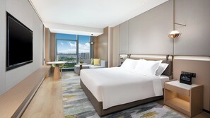 Chambre Prestige, 1 très grand lit, accessible aux personnes à mobilité réduite, vue sur le fleuve | Literie de qualité, couette en duvet, minibar, coffre-fort