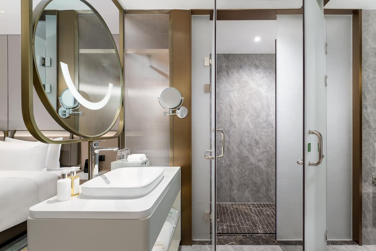 Premium bedding, down comforters, minibar, in-room safe