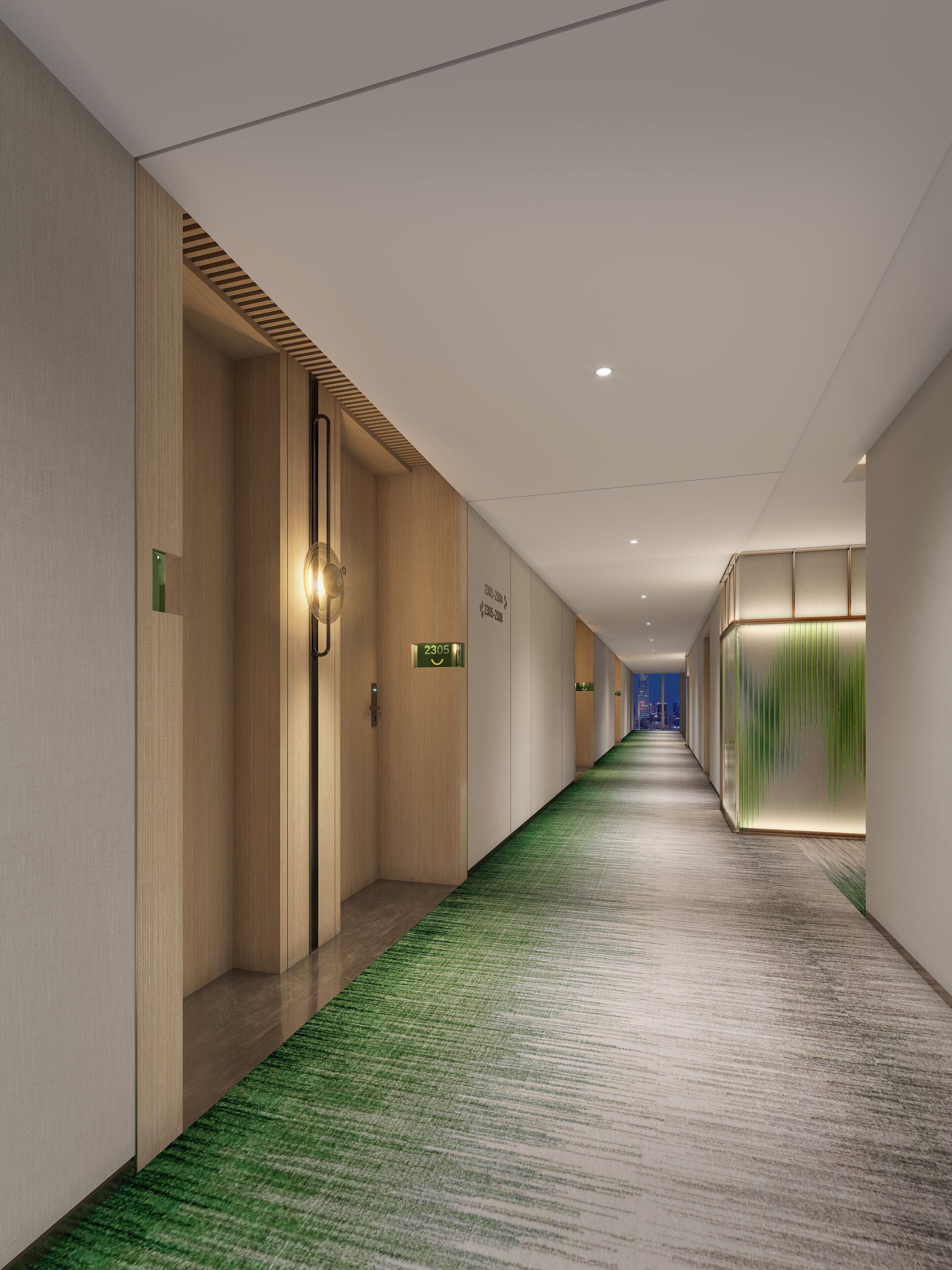 En modern hotellkorridor med väggar beklädda med träpaneler, ett grönt golv och en utsikt över staden i slutet av korridoren.