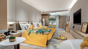 Una habitación de hotel moderna con cama, mesitas de noche, escritorio y televisor.