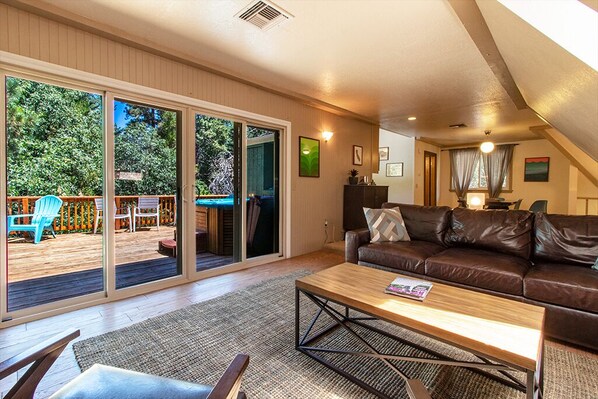 Smart TV, chimenea, libros y estéreo 