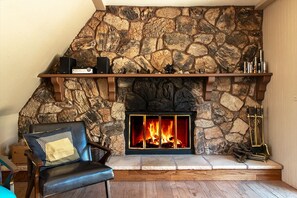 Interior - Hot Tub Hideaway  (Idyllwild-Pine Cove)