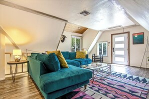 Smart TV, fireplace, books, stereo - Hot Tub Hideaway  (Idyllwild-Pine Cove)