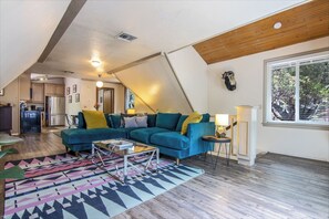 Smart TV, chimenea, libros y estéreo 