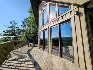Terrace/patio - Vista Greystone Lodge-Incredible view!! Streaming tvs! Wifi! Private! Sleeps 10! (Talking Rock)