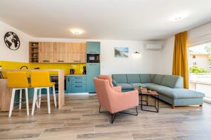 TV - Holiday house SUNLIGHT with heated pool (Malinska)