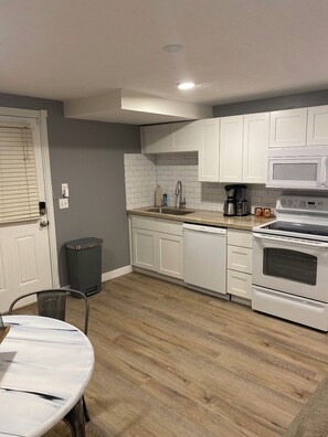 Microwave, dishwasher, coffee/tea maker - Beautiful Mountain View’s with a hot Tub (South Jordan)