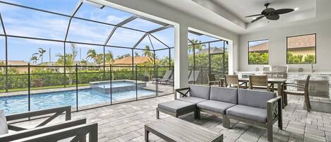 屋外ダイニングエリア