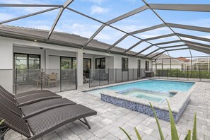 Utomhuspool och uppvärmd pool