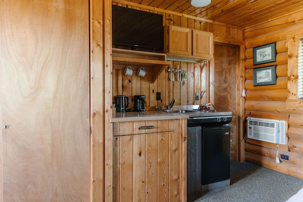 Jääkaappi, mikroaaltouuni, liesi, kahvin-/teenkeitin