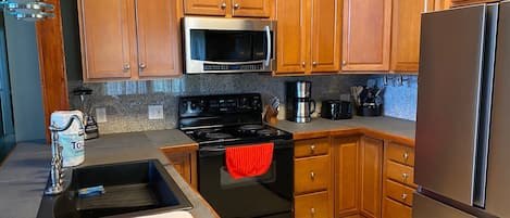 Réfrigérateur, four à micro-ondes, un four, surface de cuisson