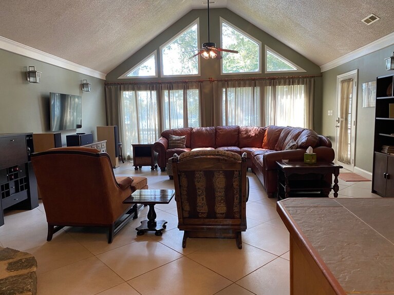 Beautiful Mid-lake Waterfront Home ~ Pets ~ Dock - Scottsboro, AL