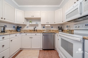 Fridge, oven, stovetop, dishwasher