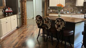 Réfrigérateur, four, plaque de cuisson, cafetiÚre/bouilloire