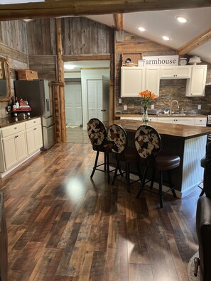 Jääkaappi, uuni, liesi, kahvin-/teenkeitin