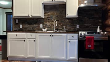 Réfrigérateur, un four, surface de cuisson, cafetière-théière