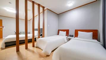 Kamar (Triple A 1 Double + 2 Single - Free B) | 1 kamar tidur, Wi-Fi gratis, dan seprai linen
